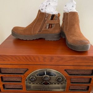 Pair of Earth Origins booties, size 6 women’s.